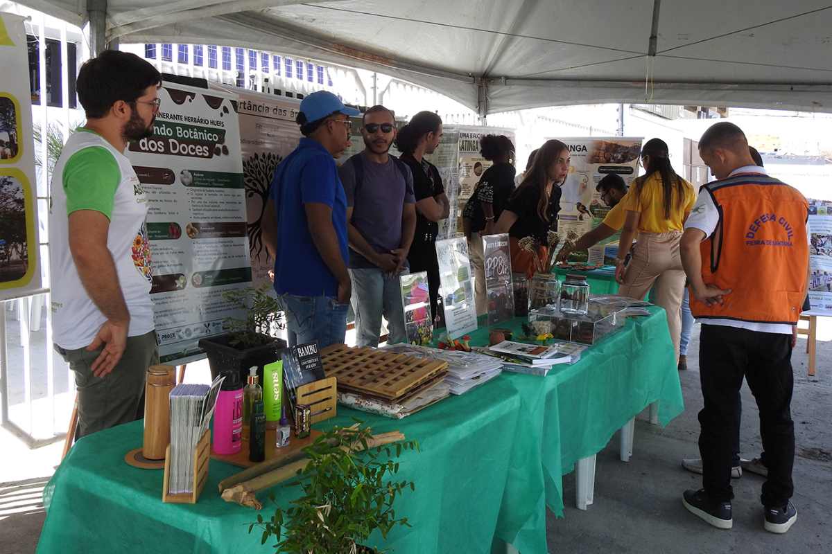 Semana Verde começa com distribuição de mudas e mobiliza moradores em Feira de Santana