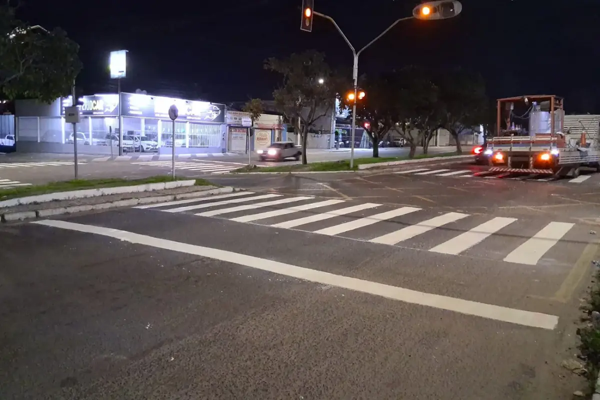 SMT intensifica revitalização de faixas de pedestres e sinalização viária em Feira de Santana