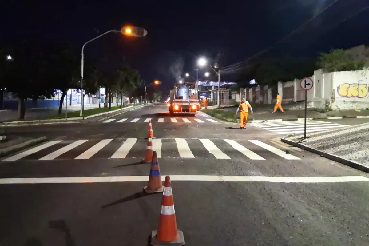 SMT intensifica revitalização de faixas de pedestres e sinalização viária em Feira de Santana
