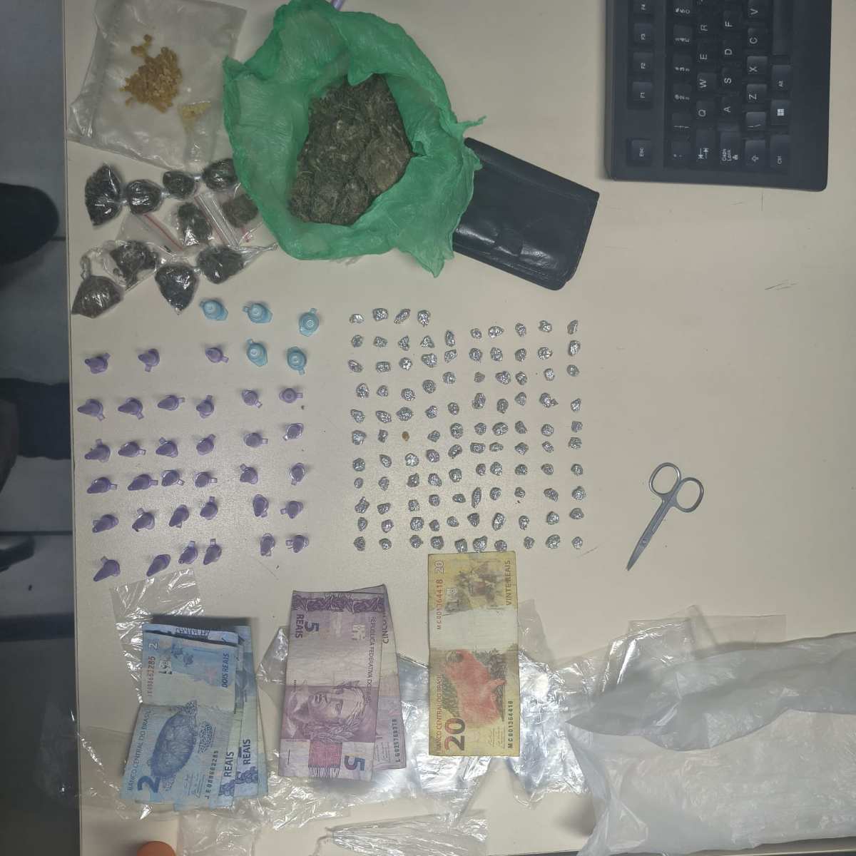 Suspeito é preso em flagrante por tráfico com 104 pedras de crack e outras drogas