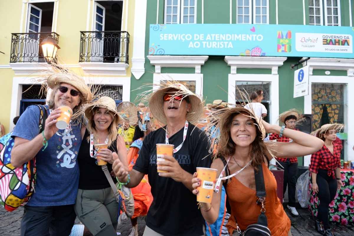 Turistas nacionais e estrangeiros aprovam São João da Bahia no Pelourinho