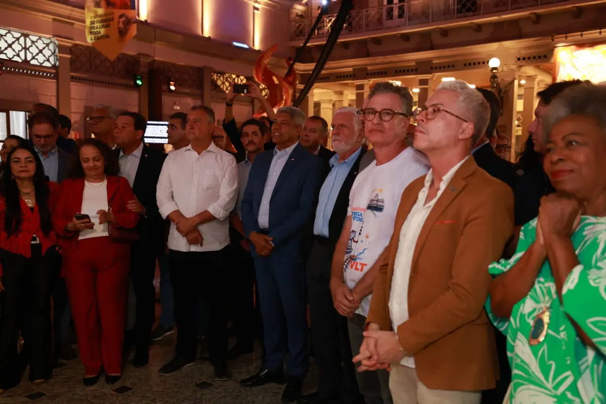 Governador entrega primeira estação do VLT de Salvador