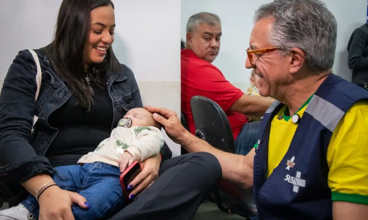 Vacinação de crianças com a pneumo 20