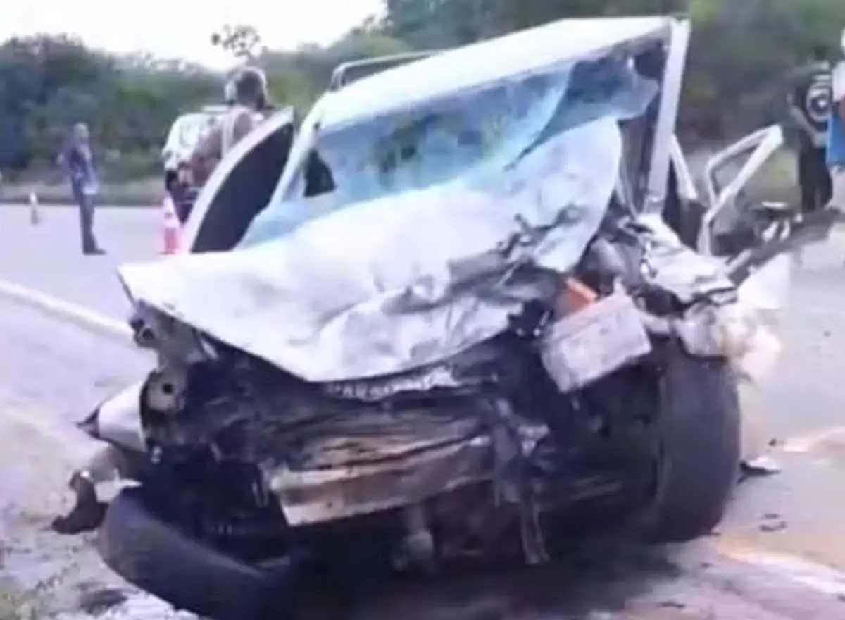 Van que transportava pacientes se envolve em colisão na BR-242; 16 pessoas ficam feridasVan que transportava pacientes se envolve em colisão na BR-242; 16 pessoas ficam feridas