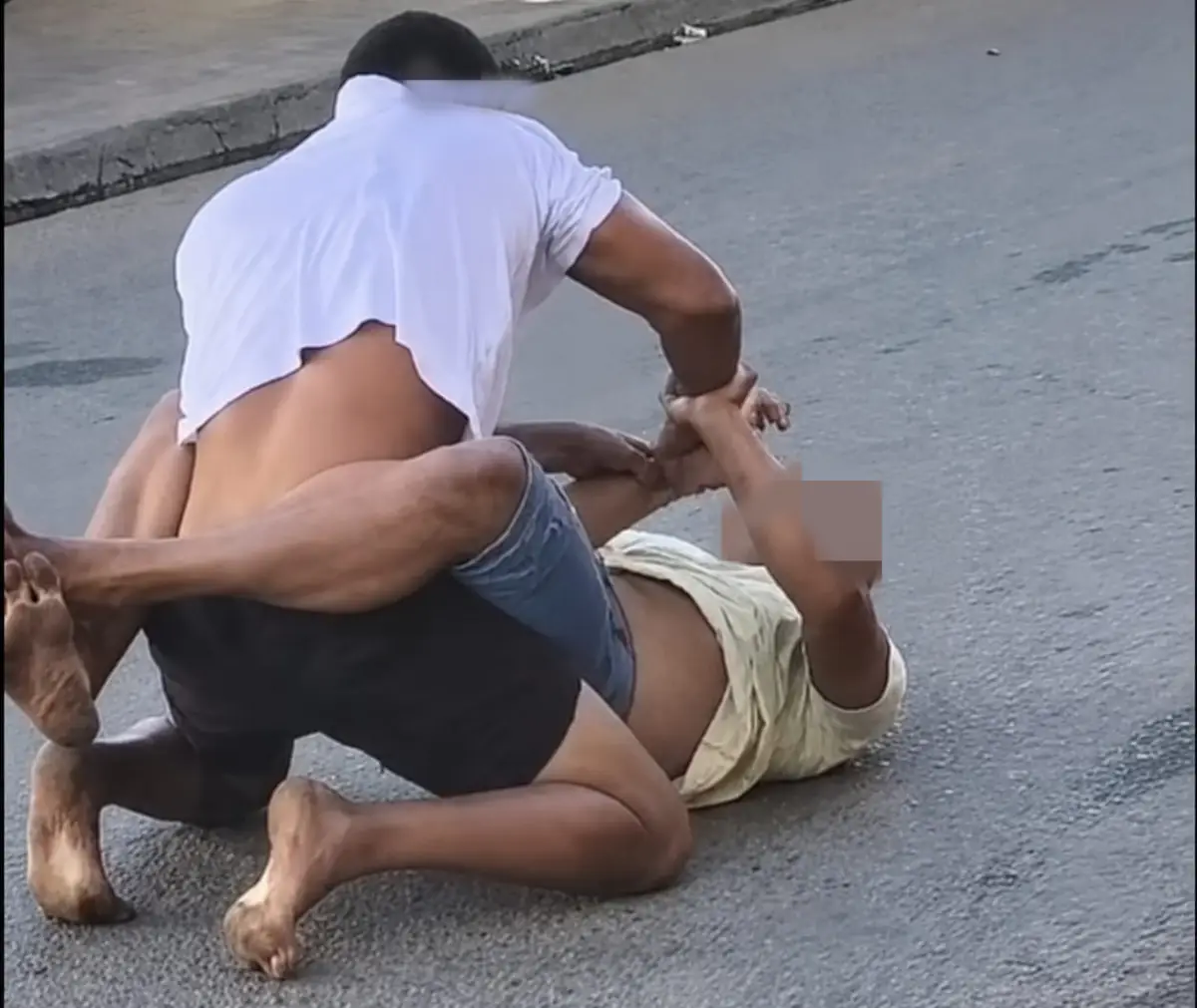 Após briga no meio da rua, homem é agredido com porrete