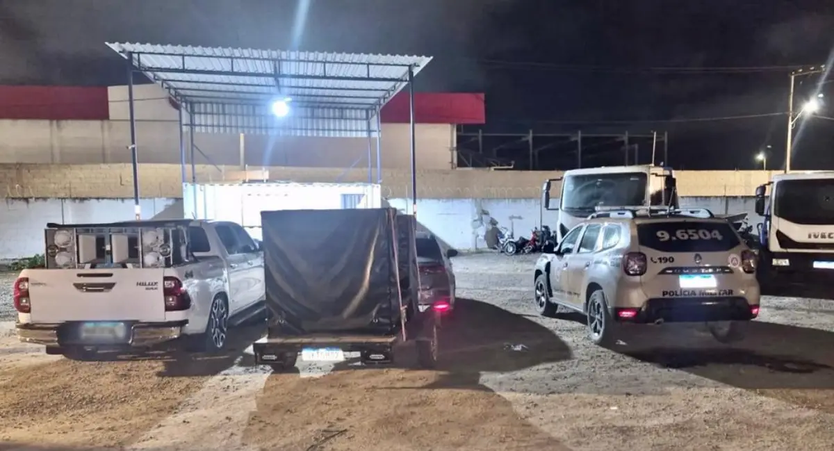 PM remove veículos irregulares e aparelhos de som tipo paredão em Feira de Santana