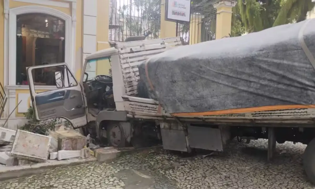 Acidente com caminhão provoca interdição temporária de biblioteca em prédio histórico de Salvador