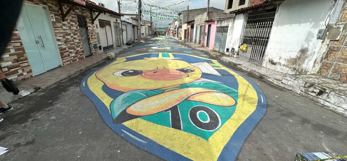Rua decorada para a Copa do Mundo resgata tradição e une moradores em torcida pelo Brasil