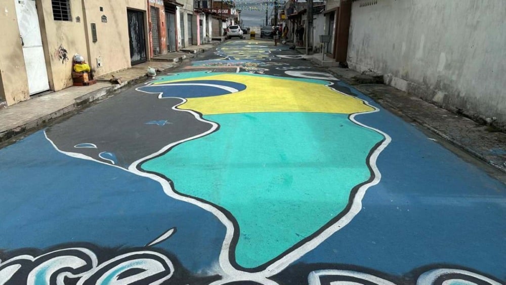 Rua decorada para a Copa do Mundo resgata tradição e une moradores em torcida pelo Brasil
