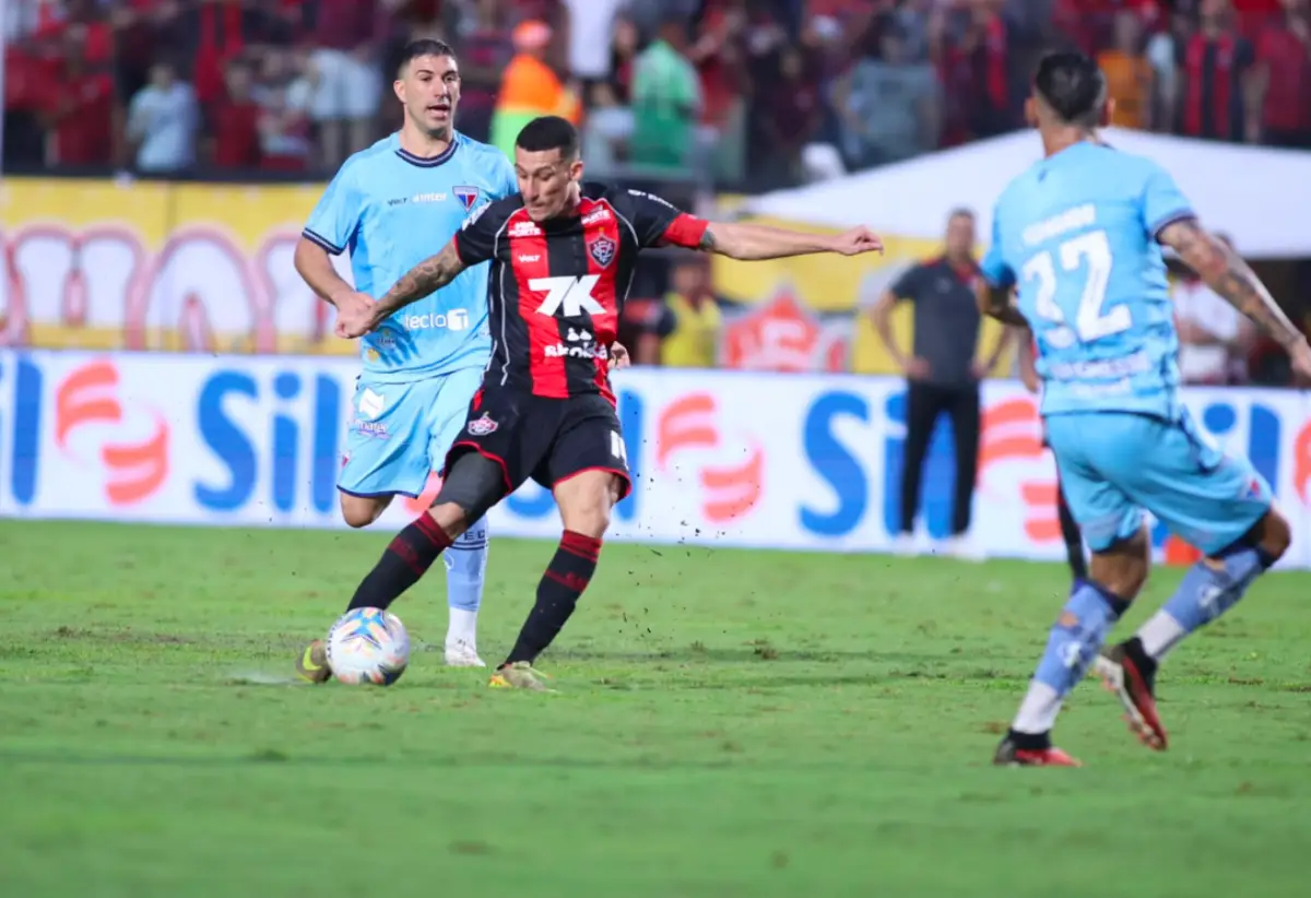 Vitória é campeão da Copa do Nordeste após 16 anos em final emocionante no Barradão