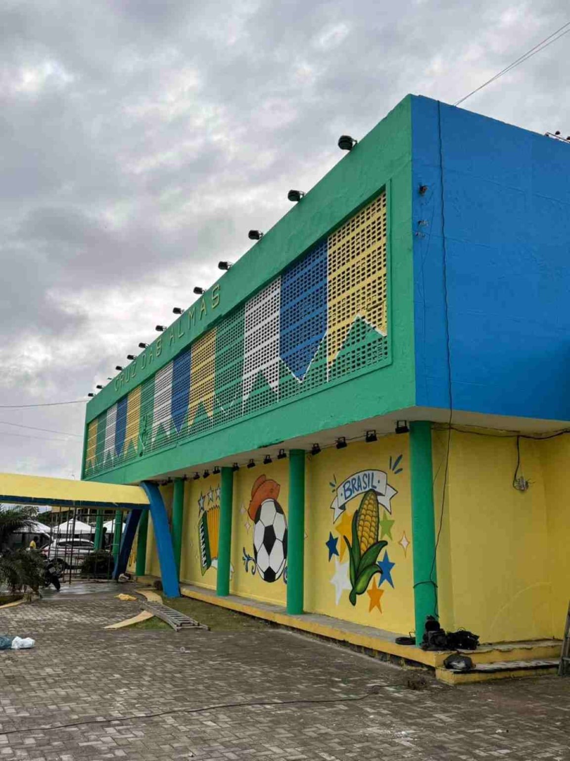 Estação de Cruz das Almas vira palco de arte junina inspirada na Copa do Mundo Estação de Cruz das Almas vira palco de arte junina inspirada na Copa do Mundo
