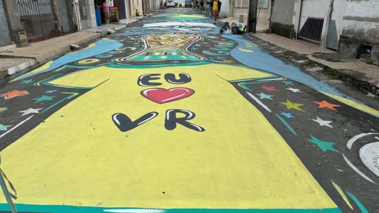 Rua decorada para a Copa do Mundo resgata tradição e une moradores em torcida pelo Brasil