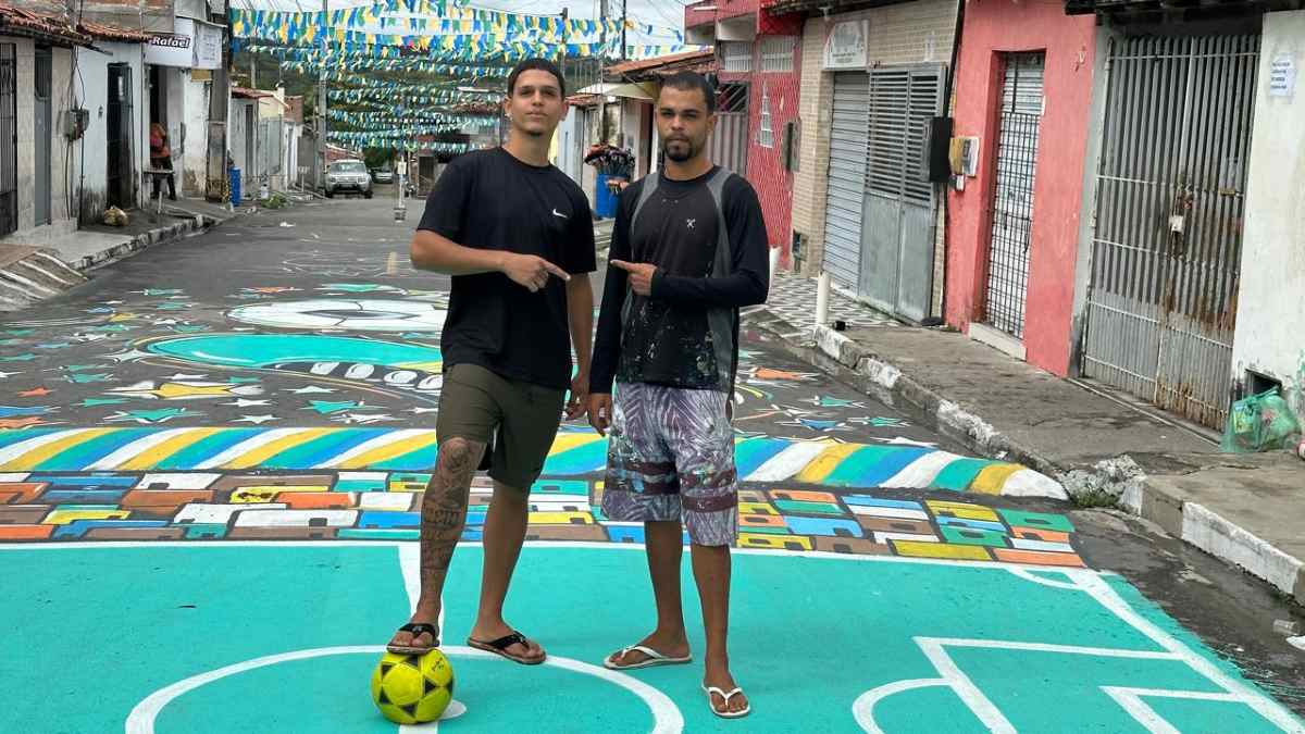 Rua decorada para a Copa do Mundo resgata tradição e une moradores em torcida pelo Brasil