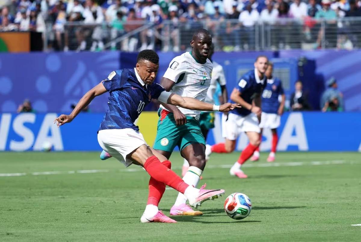 Mbappé supera Pelé e comanda estreia da França com vitória sobre Senegal