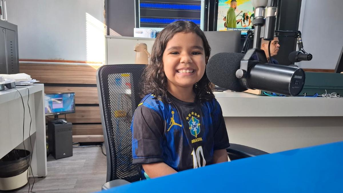 Ouvinte mirim encanta estúdio e realiza sonho ao conhecer o Acorda Cidade
