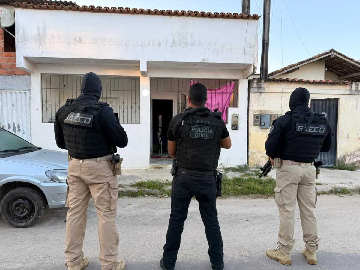 Polícia cumpre mandados e prende dois homens durante operação