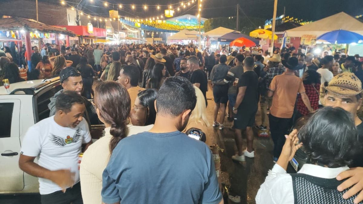 Público aguardava cantor Silfarley durante festa de São Pedro em Coração de Maria 