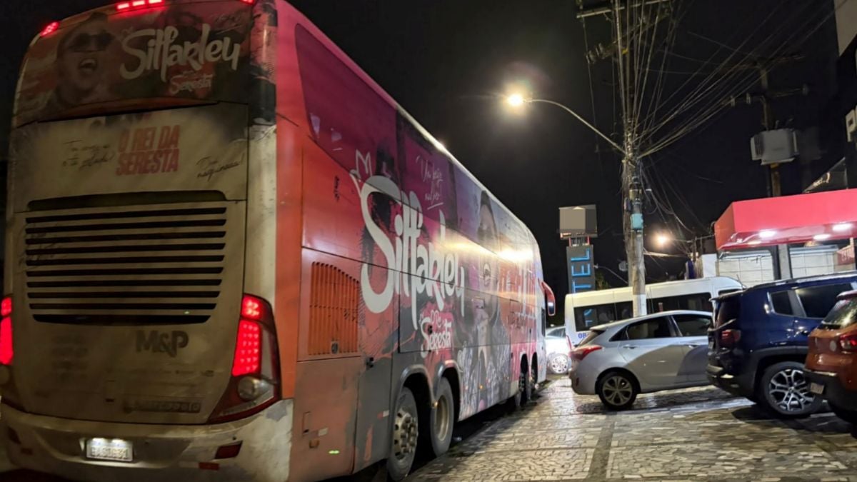 Ônibus do cantor Silfarley é flagrado em frente a hotel de Feira de Santana após artista cancelar show em Coração de Maria