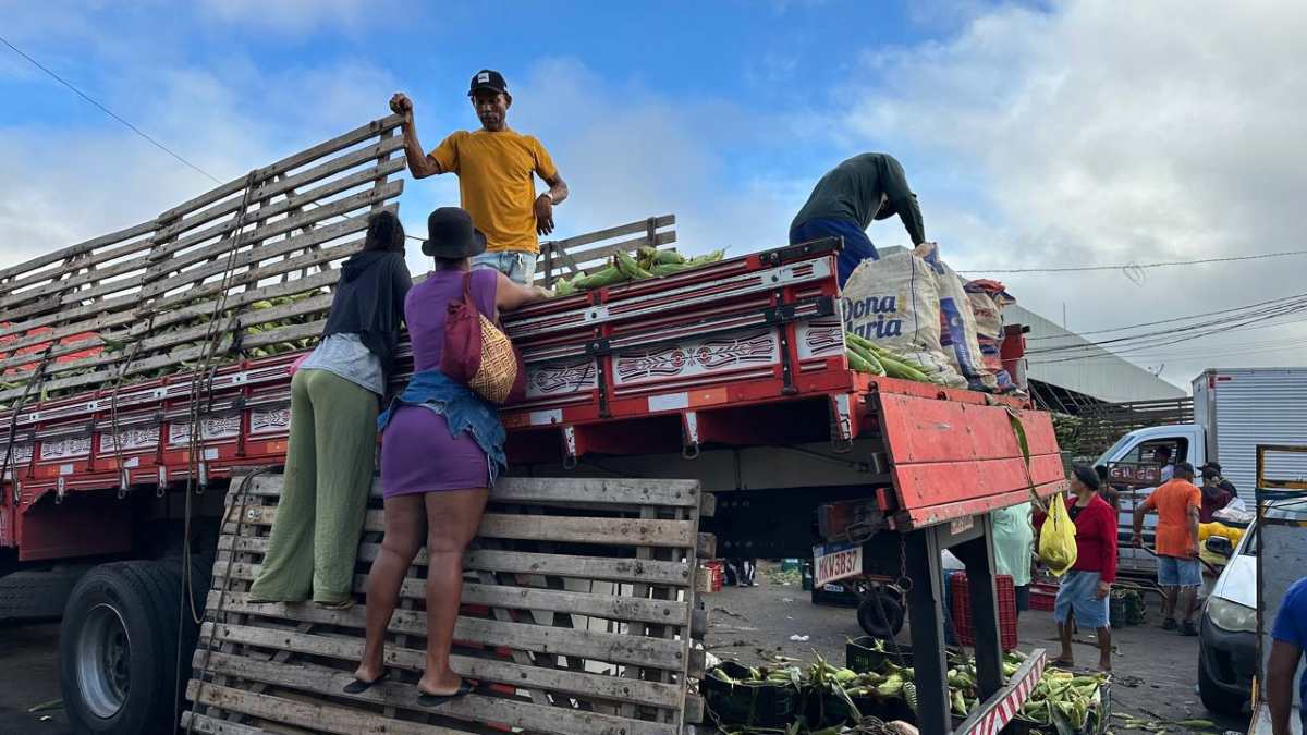 Amendoim de outras regiões começam a chegar no Centro de Abastecimento para o período do São João