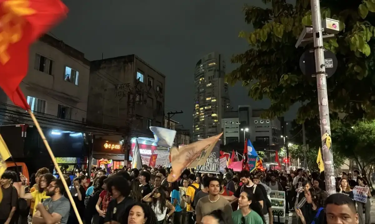 Estudantes protestam contra cortes nas universidades públicas