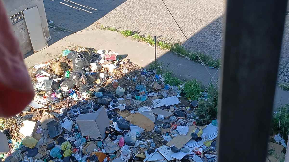 Moradores denunciam ruas danificadas, acúmulo de lixo e obra sem conclusão em diferentes pontos de Feira de Santana