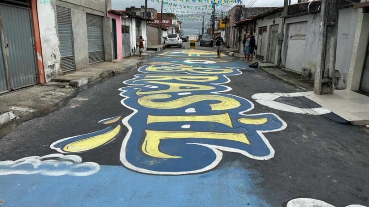 Rua decorada para a Copa do Mundo resgata tradição e une moradores em torcida pelo Brasil