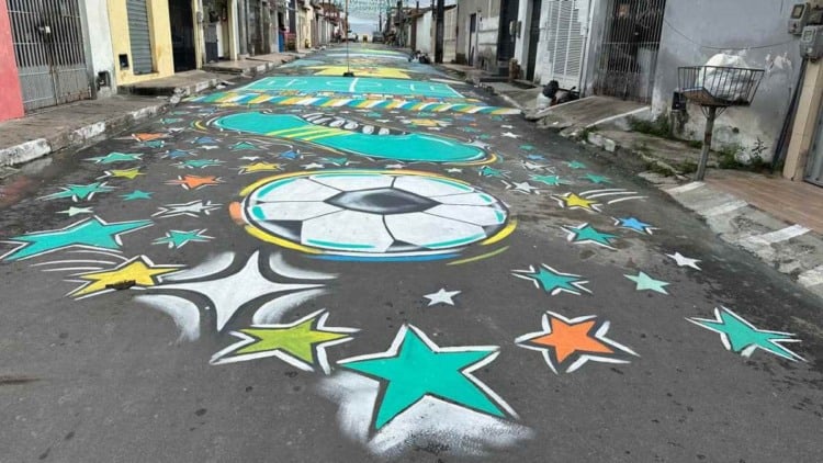 Rua decorada para a Copa do Mundo resgata tradição e une moradores em torcida pelo Brasil