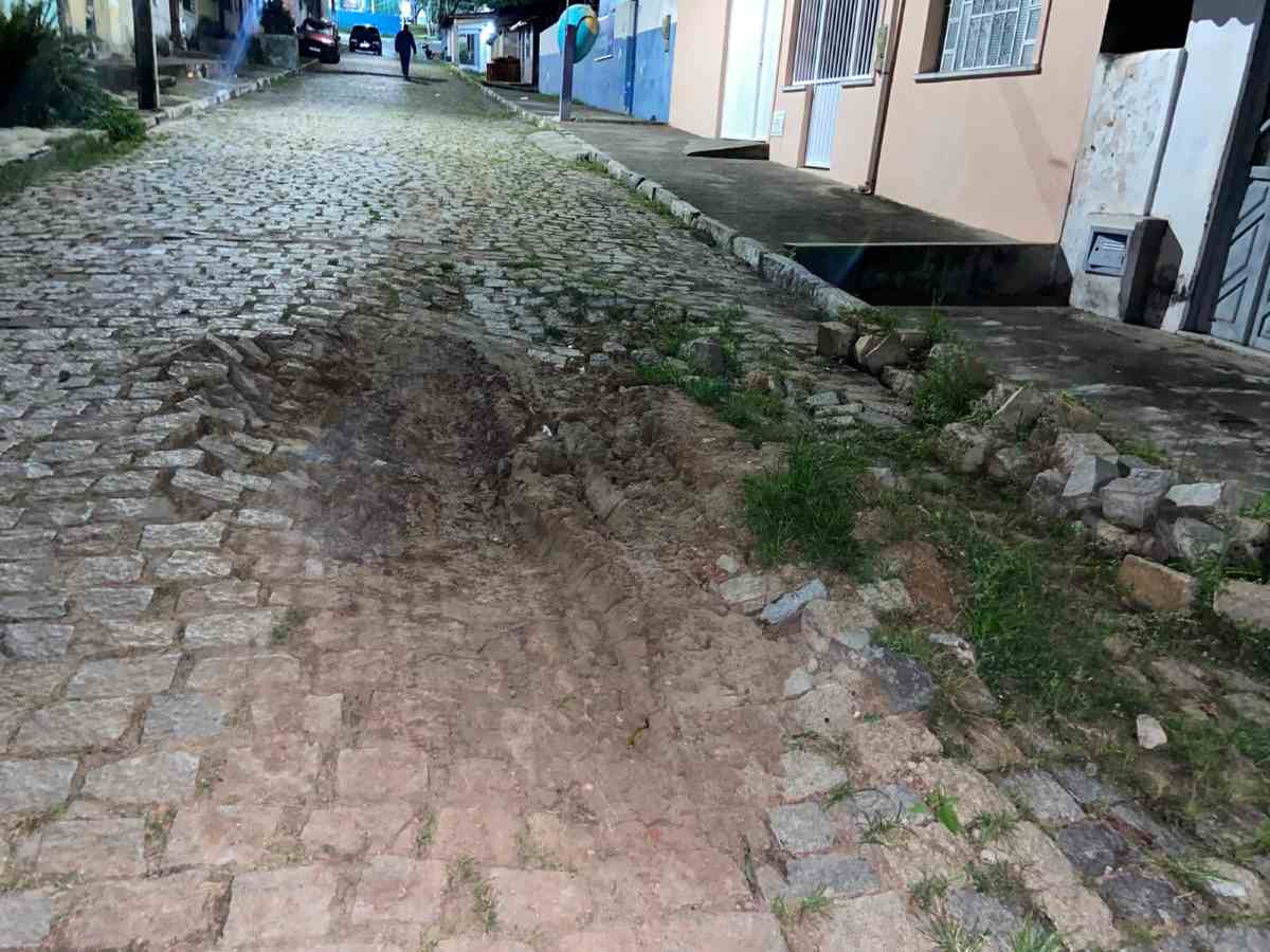 Moradores denunciam ruas danificadas, acúmulo de lixo e obra sem conclusão em diferentes pontos de Feira de Santana