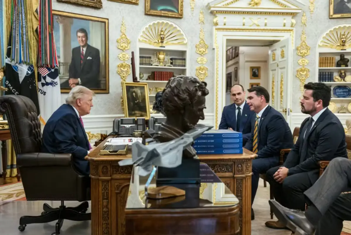 Após anúncio de tarifa contra o Brasil, Donald Trump publica foto com Flávio Bolsonaro