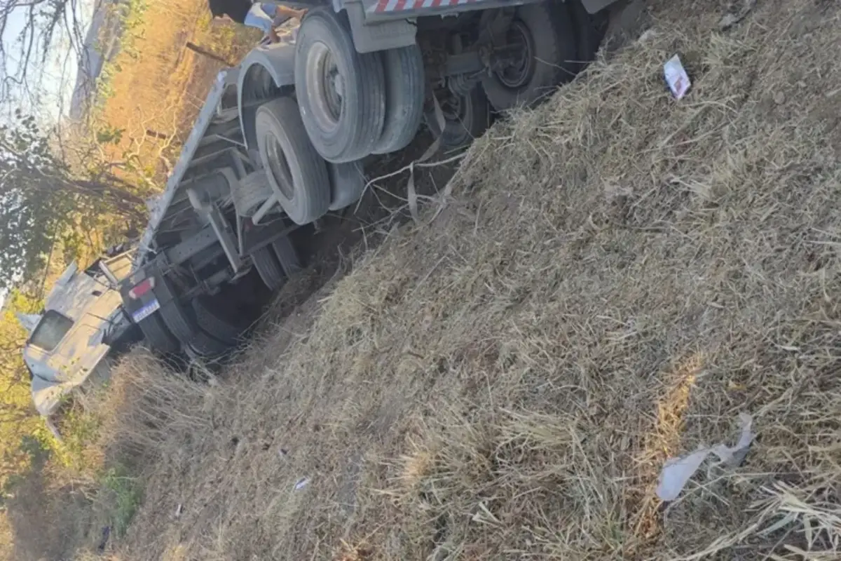 Idoso morre após colisão entre carretas na BR-122