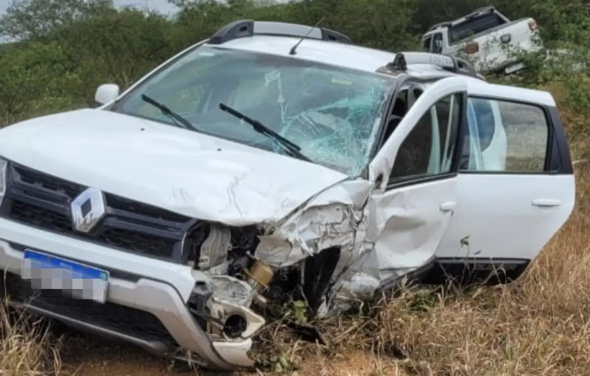 Três pessoas ficam feridas após caminhão tombar na BR-324; outro acidente com o mesmo veículo já havia matado pai e irmão
