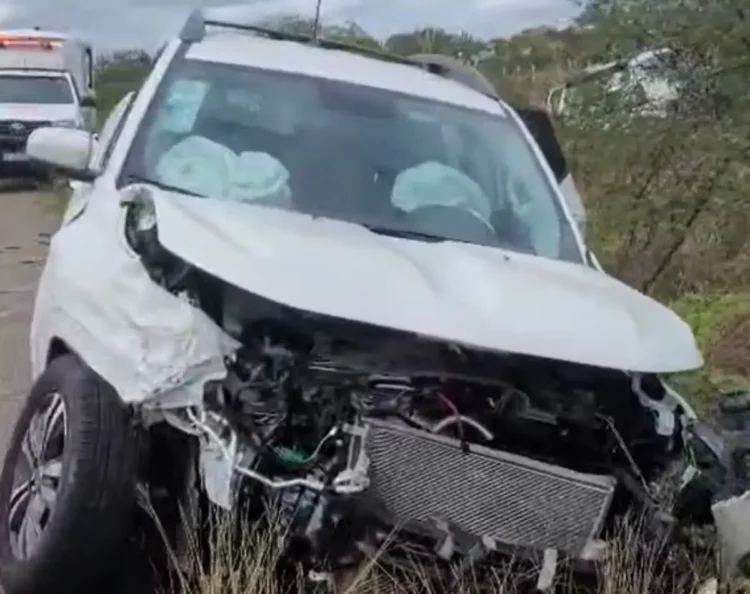 Três pessoas ficam feridas após caminhão tombar na BR-324; outro acidente com o mesmo veículo já havia matado pai e irmão