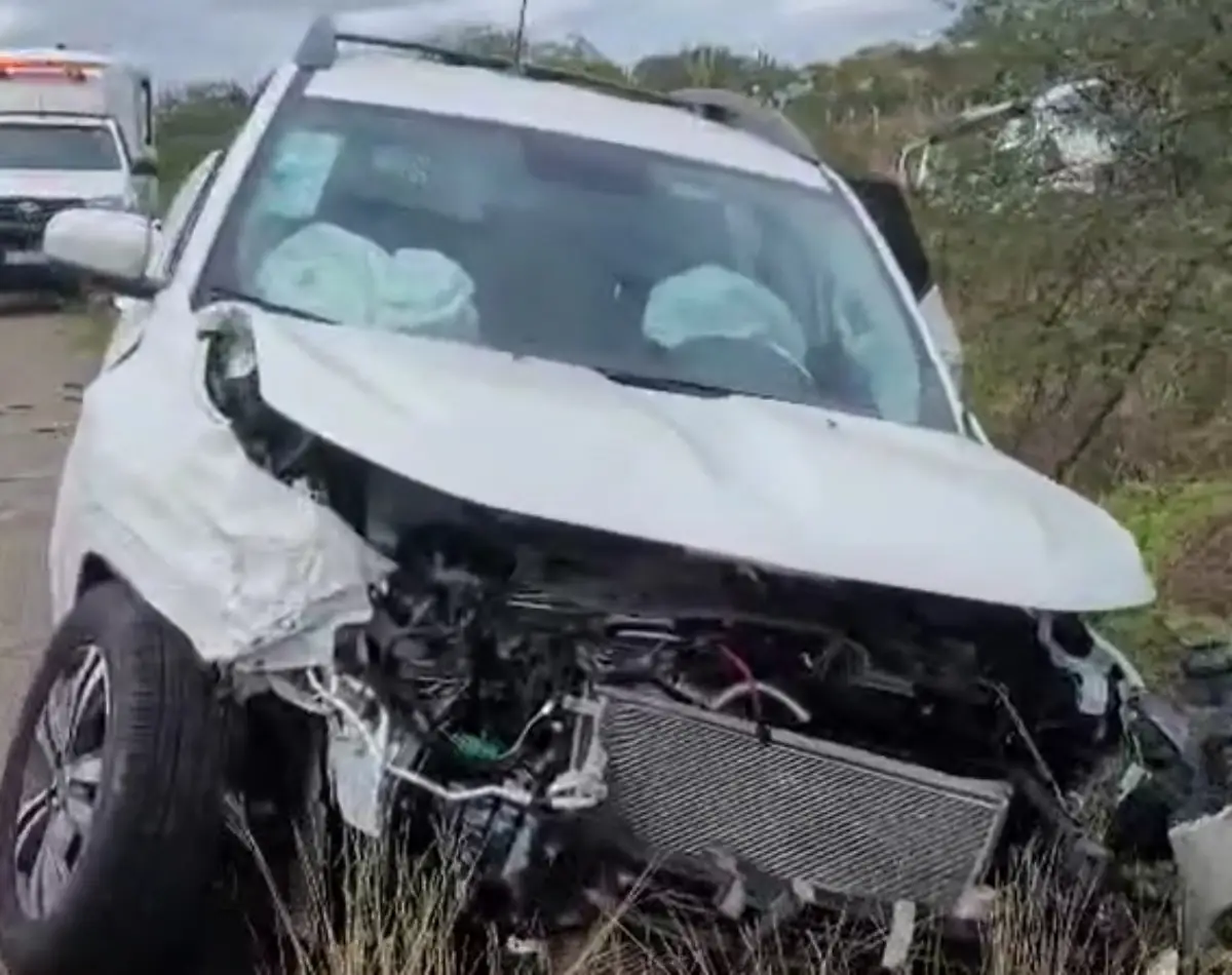 Três pessoas ficam feridas após caminhão tombar na BR-324; outro acidente com o mesmo veículo já havia matado pai e irmão