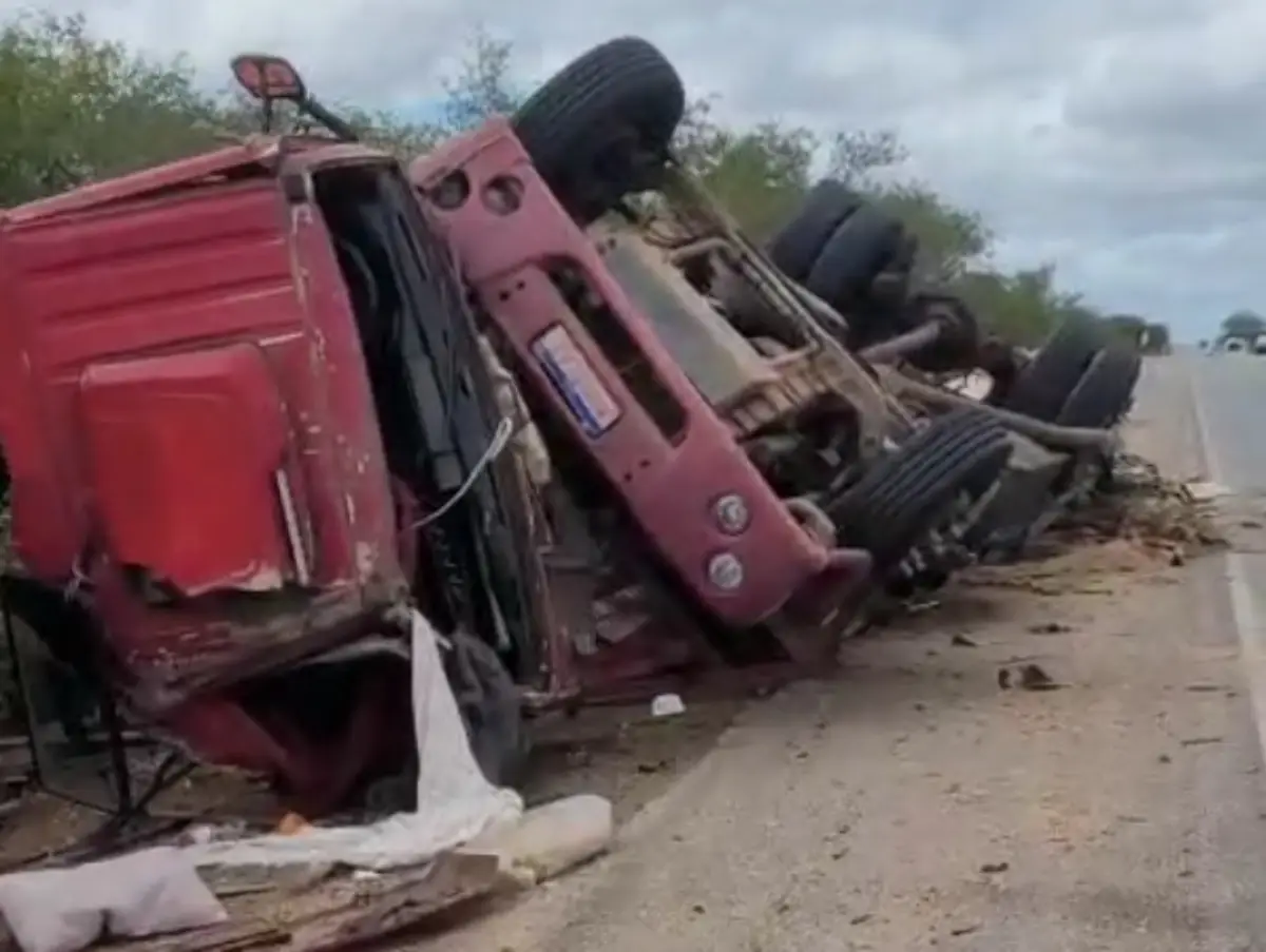 Três pessoas ficam feridas após caminhão tombar na BR-324; outro acidente com o mesmo veículo já havia matado pai e irmão
