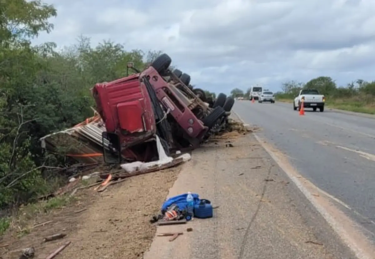 Três pessoas ficam feridas após caminhão tombar na BR-324; outro acidente com o mesmo veículo já havia matado pai e irmão