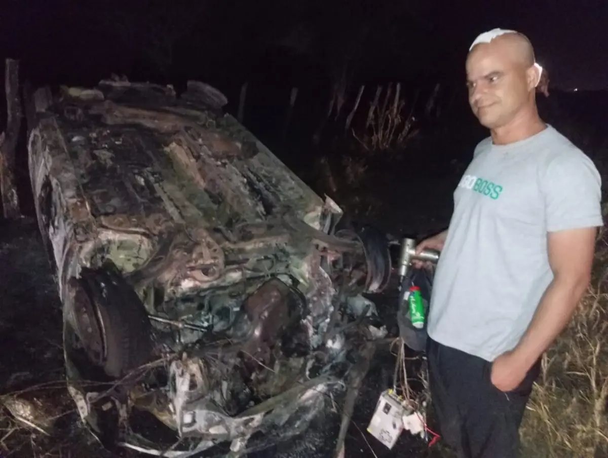 Motorista sai por janela de carro capotado antes de veículo ser consumido pelo fogo