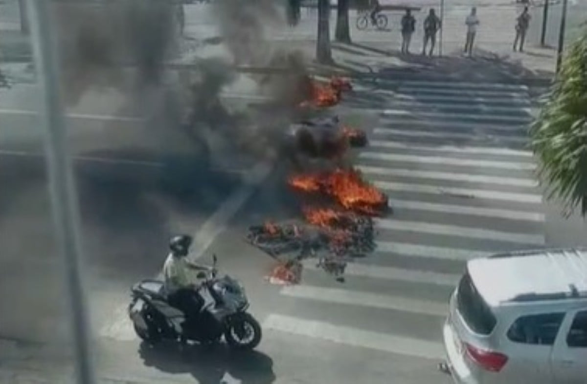 Após apedrejamento a hotel, pessoas em situação de rua queimam pneus e fecham a Avenida Presidente Dutra