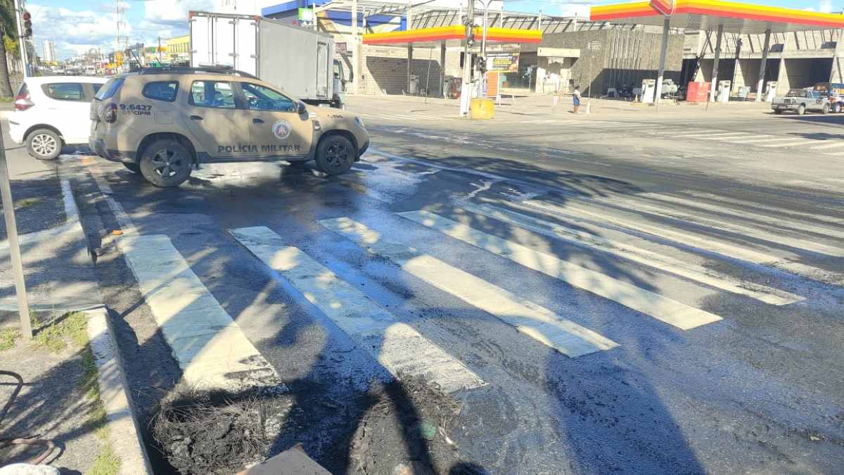Após apedrejamento a hotel, pessoas em situação de rua queimam pneus e fecham a Avenida Presidente Dutra