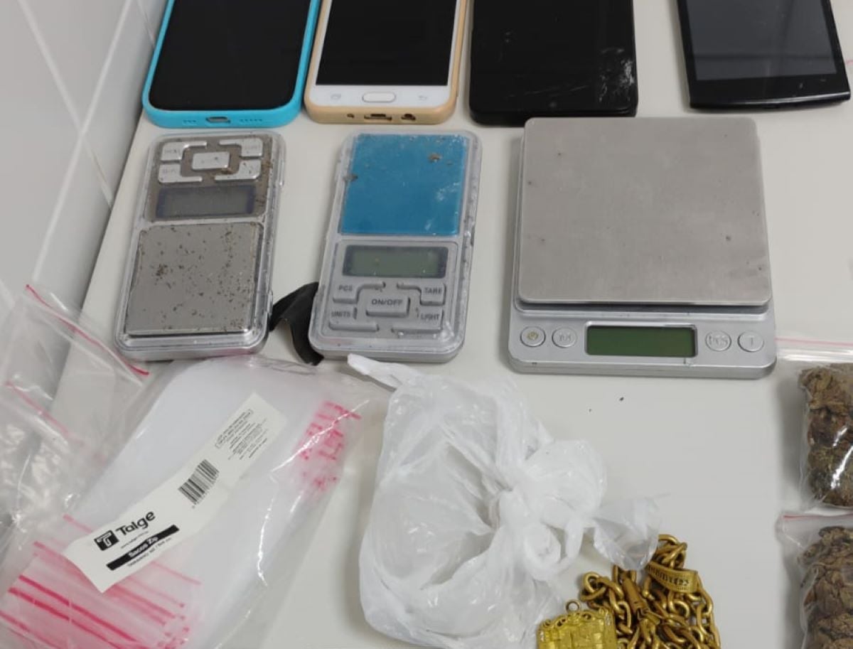 Apreensão de materiais e drogas no Campo Limpo
