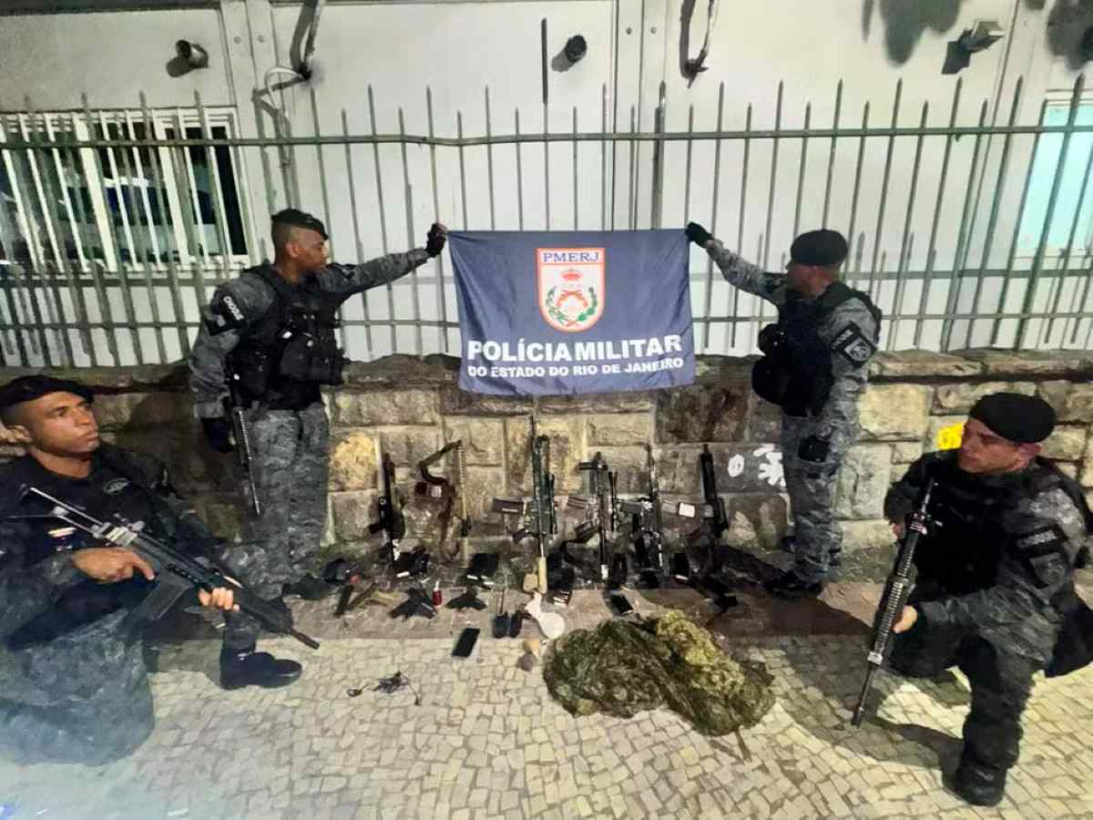 Armas que a polícia informou que apreendeu com os criminosos após tiroteio