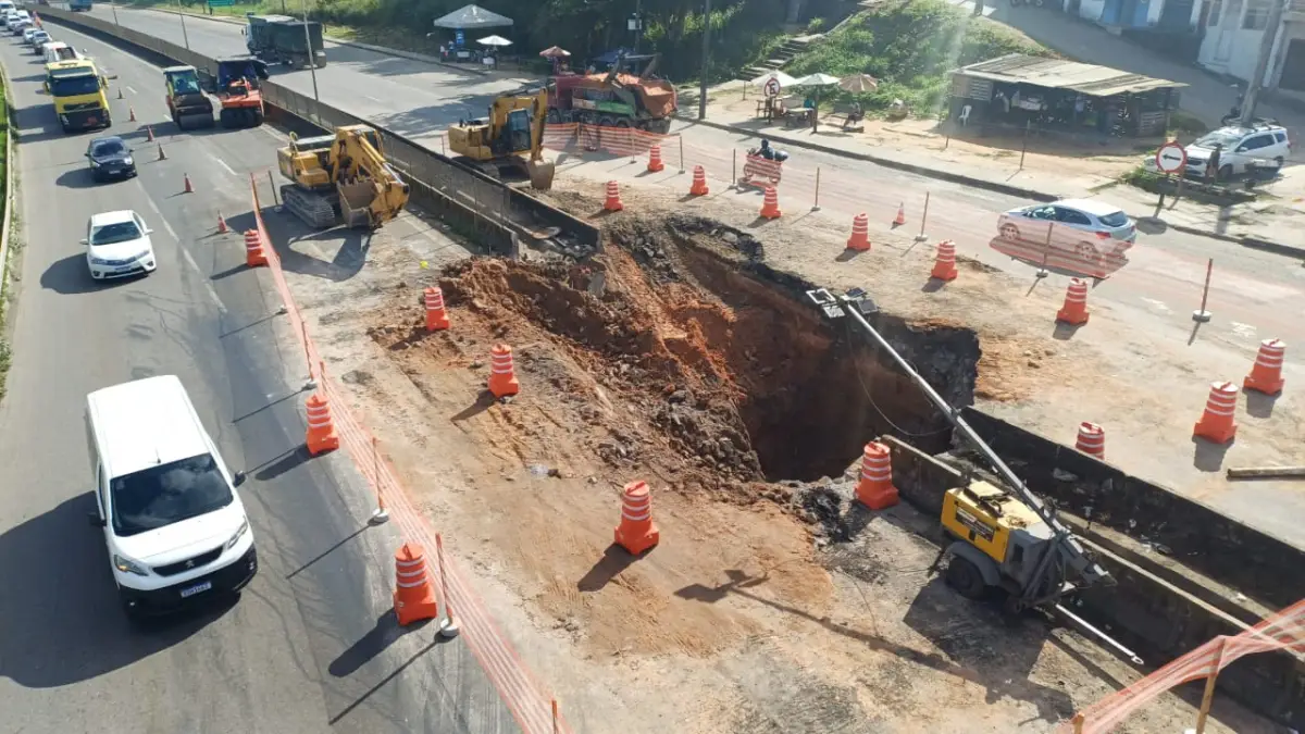 Obras em trecho que cedeu na BR-324 continuam; congestionamento segue no sentido Salvador-Feira de Santana