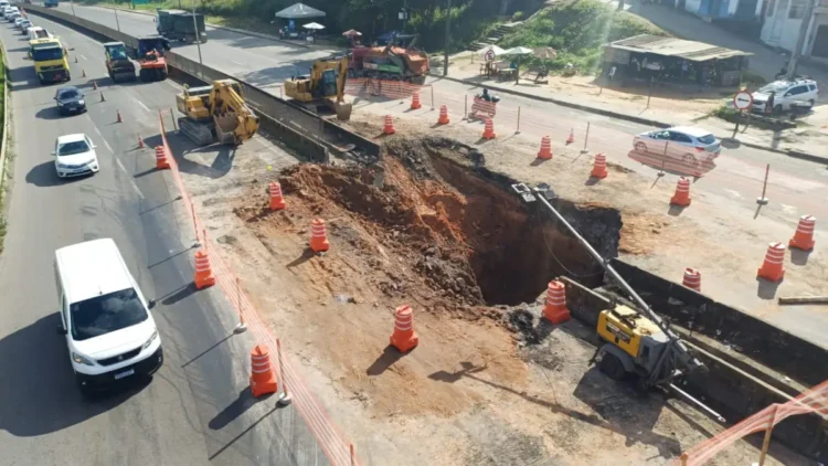 Obras em trecho que cedeu na BR-324 continuam; congestionamento segue no sentido Salvador-Feira de Santana