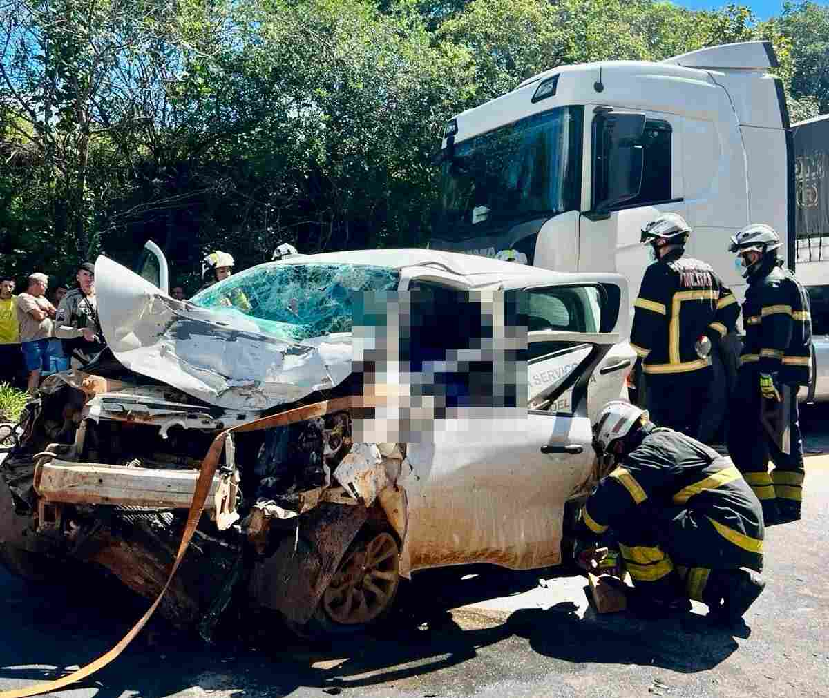 Bombeiros retiram corpo preso em ferragens após acidente na BR-116