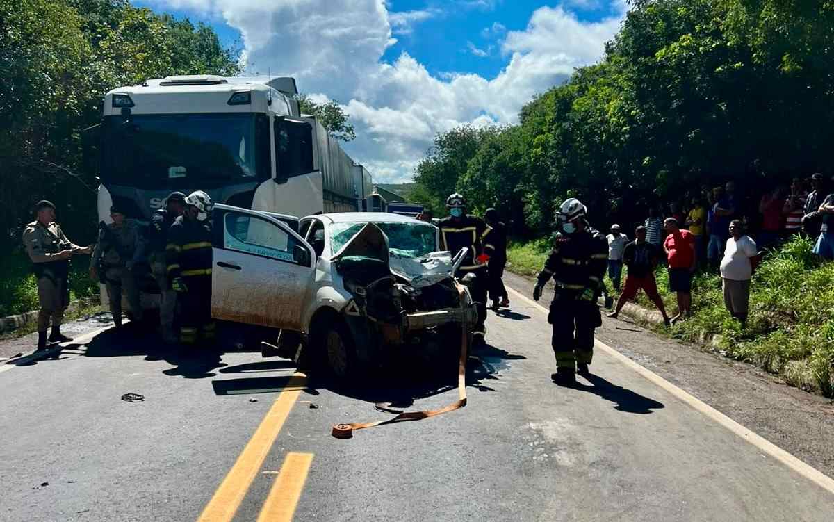 Bombeiros retiram corpo preso em ferragens após acidente na BR-116