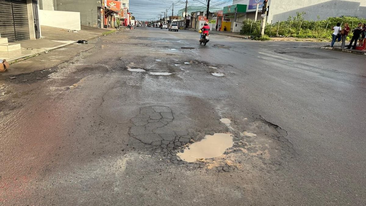 Buracos na Avenida Iguatemi, em Feira de Santana