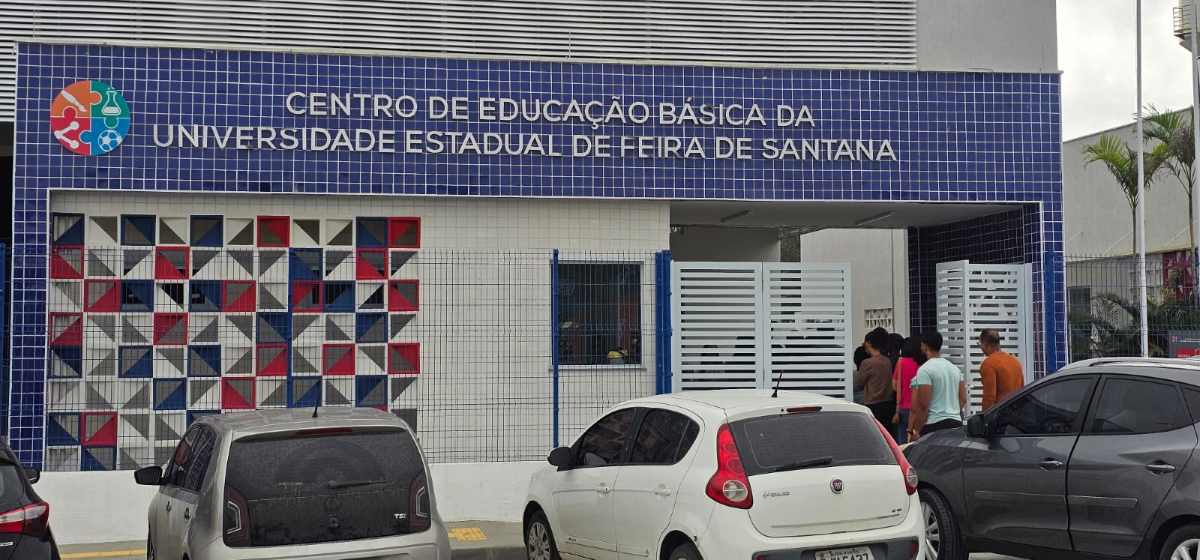 Mães de estudantes da educação infantil do novo CEB-Uefs, em Feira de Santana, se manifestaram, na manhã desta quinta-feira (16), para pedir melhorias na estrutura unidade e mais segurança.