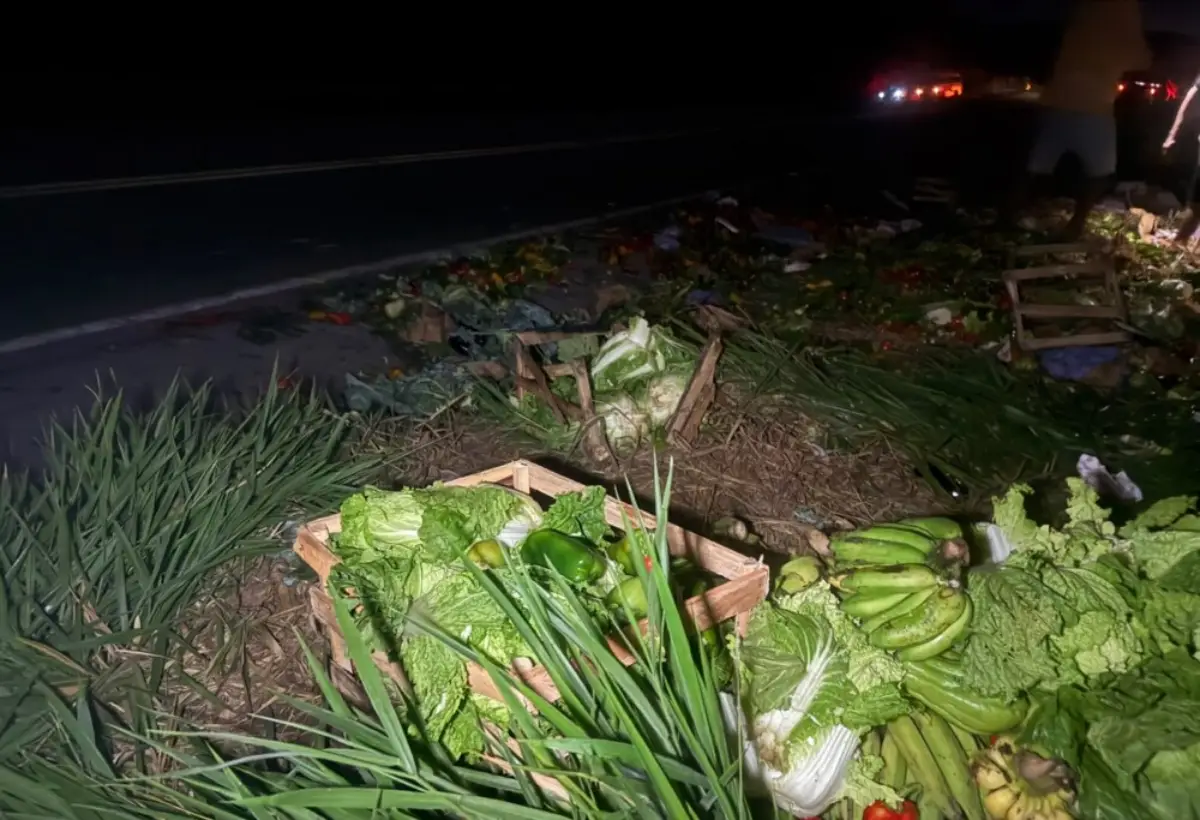Caminhão carregado de verduras se envolve em acidente; carga fica espalhada na BR-116