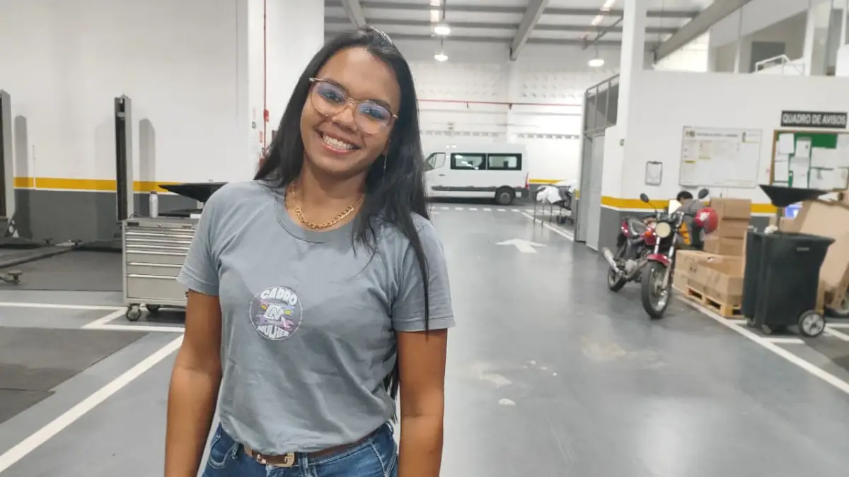 Conheça a jovem de 27 anos que transformou um sonho improvável em profissão: "A mecânica foi o que eu escolhi"