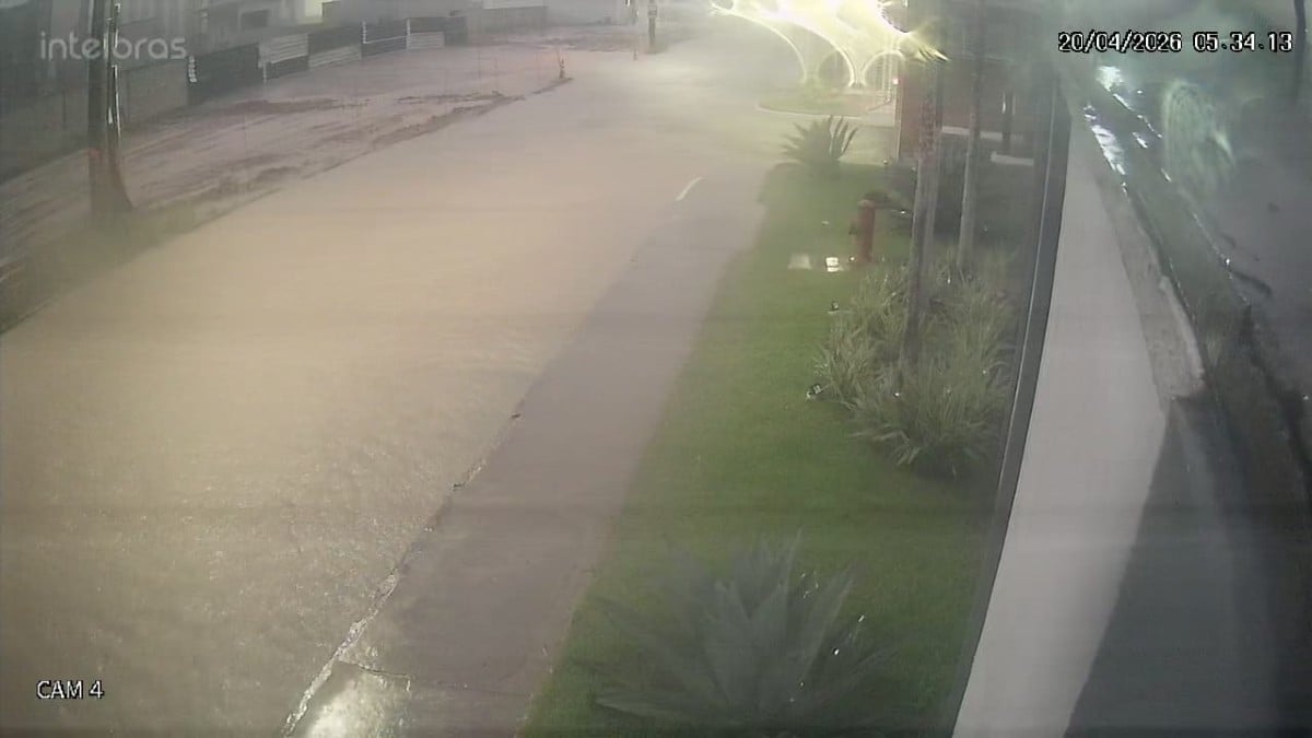 Desnível no passeio do Condomínio Lúmini, no bairro Papagaio