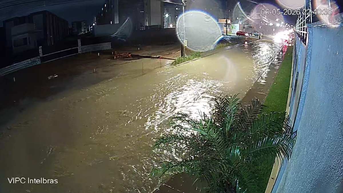 Desnível no passeio do Condomínio Lúmini, no bairro Papagaio